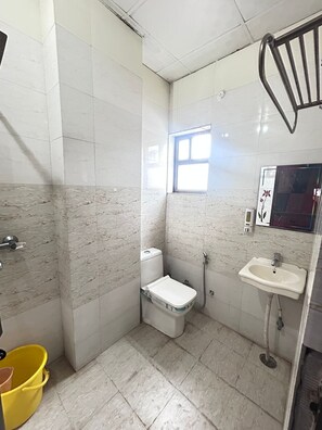 Deluxe Double Room | Bathroom | Shower, free toiletries, slippers, towels - Hotel Tanwar (Jaipur)