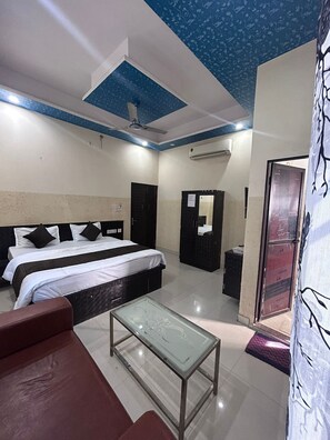 Deluxe Double Room | Desk, laptop workspace, blackout curtains, soundproofing - Hotel Tanwar (Jaipur)