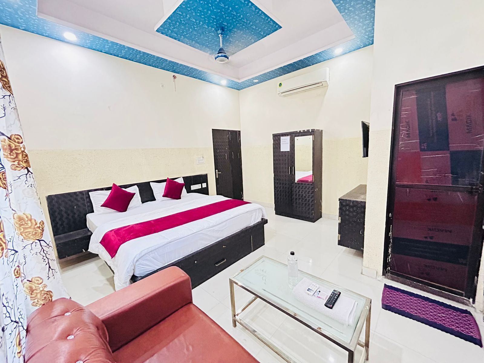 Superior Double Room, Balcony, City View | Desk, laptop workspace, blackout curtains, soundproofing