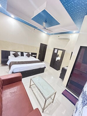 Deluxe Double Room | Desk, laptop workspace, blackout curtains, soundproofing - Hotel Tanwar (Jaipur)