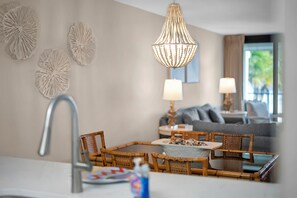 Ein modernes Badezimmer mit Waschbecken, Spiegel und einem Wandbild.