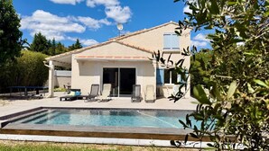 A house with a swimming pool, outdoor seating, and a covered patio. - Villa Saphir - Elegant family villa for 10 people with private pool in Occitanie, France (Saint-Jean-de-Cornies)