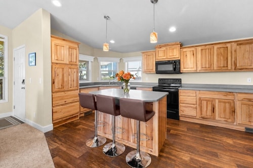 Modern 3 bedroom cottage near Pacific City, steps from beach.
