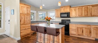 Modern 3 bedroom cottage near Pacific City, steps from beach.