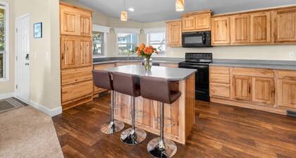 Modern 3 bedroom cottage near Pacific City, steps from beach.