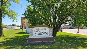 A welcome sign for Estelline with a clear sky and a grassy area in the foreground. - Cozy 7-Room Boutique Motel (Estelline)