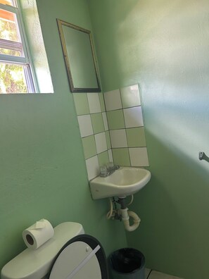 Perlengkapan mandi gratis, handuk, sabun, dan tisu toilet