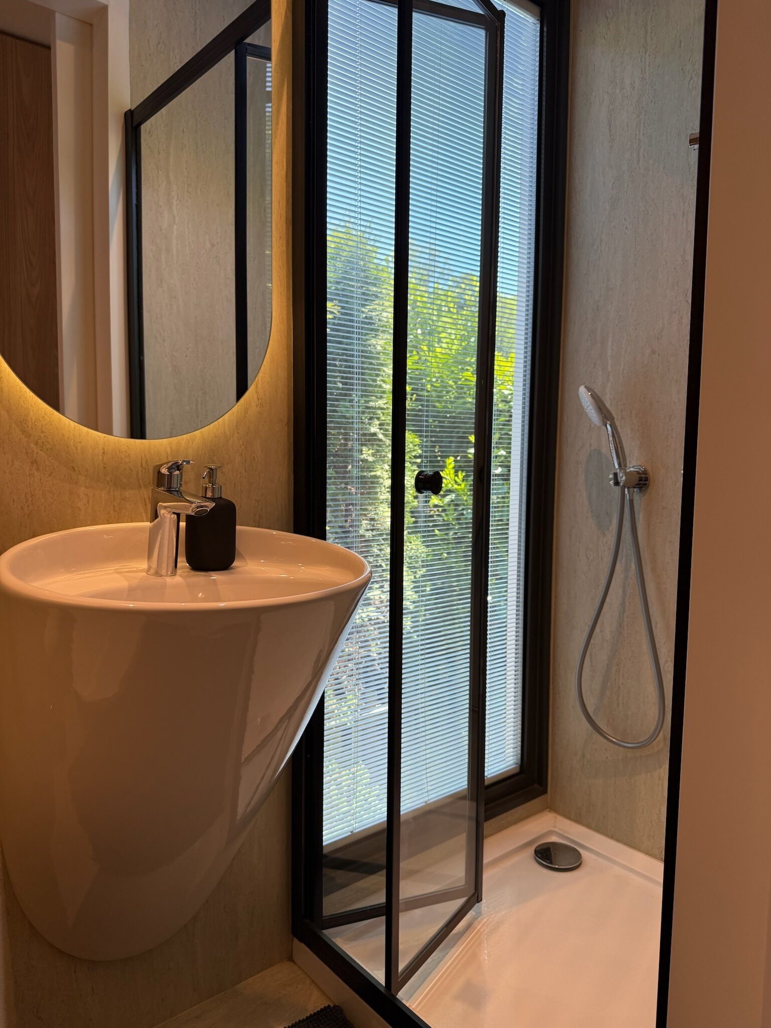 Douche, sèche-cheveux, serviettes fournies, savon