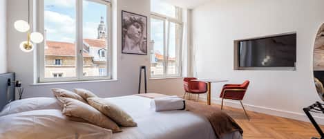 Iron/ironing board, WiFi, bed sheets