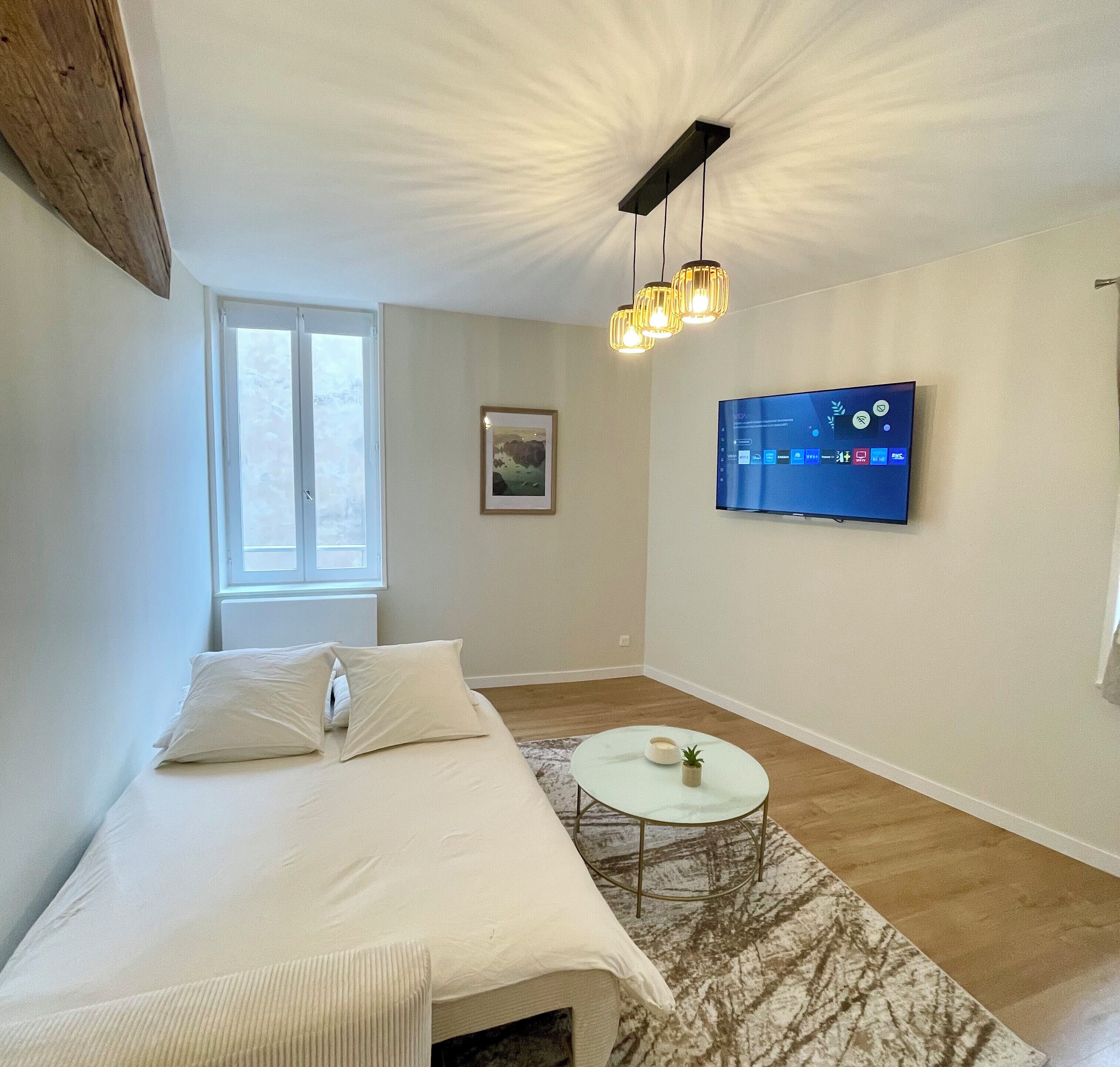 Tabla de planchar con plancha, wifi y ropa de cama 