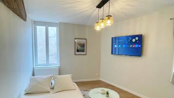 Tabla de planchar con plancha, wifi y ropa de cama