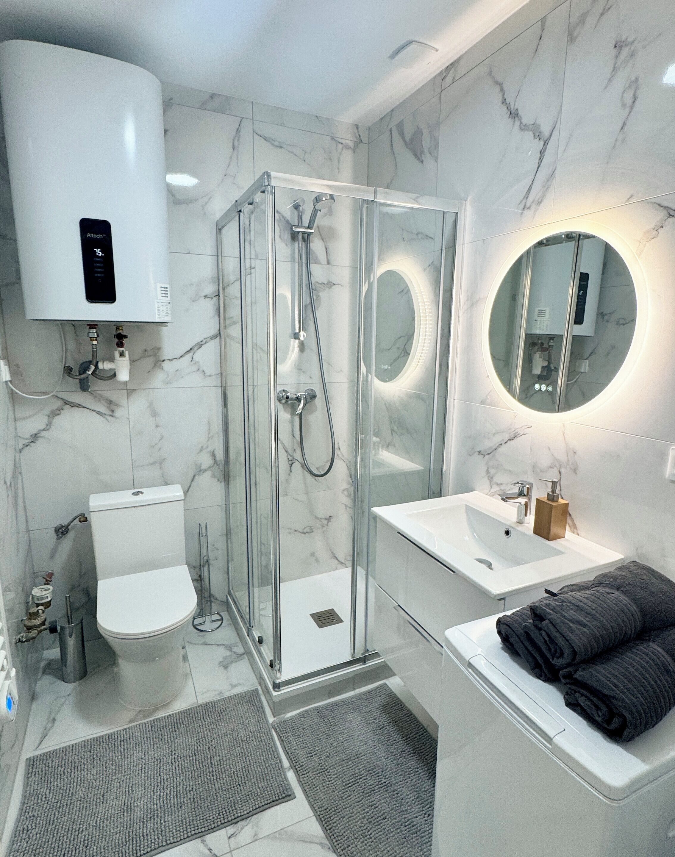 Shower, hair dryer, towels