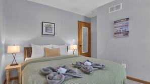 4 bedrooms, WiFi (free), bed sheets - Cozy Fall Fireside Getaway: Hot Tub, Fire Pit, Game Rm, Balcony deck, Sleeps 12 (Albrightsville)