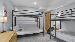 Internet, bed sheets - Sleeps 12, Hot Tub, Game Rm, Fire Pit, Balcony, 10 min walk to lake, full HVAC (Albrightsville)