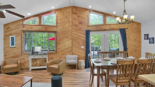 Sleeps 12, full HVAC, Hot Tub, Game Rm, Fire Pit, Balcony, 10 min walk to lake