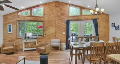Sleeps 12, full HVAC, Hot Tub, Game Rm, Fire Pit, Balcony, 10 min walk to lake