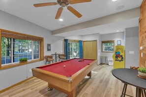 Game room - Cozy Fall Getaway: Arcade Game Room, Home theatre, Hot Tub, Fire Pit, Balcony (Albrightsville)