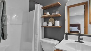 Douche, sèche-cheveux, serviettes fournies, papier toilette