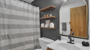 Shower, hair dryer, towels, toilet paper - Sleeps 12, Hot Tub, Game Rm, Fire Pit, Balcony, 10 min walk to lake, full HVAC (Albrightsville)