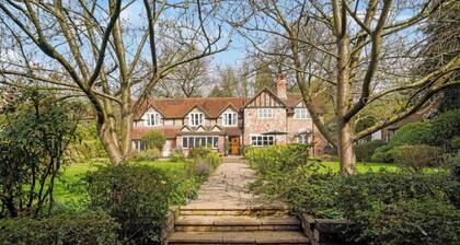 Villa Sleeps 17 - Hot Tub, Garden, Free Parking