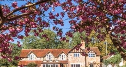 Villa Sleeps 17 - Hot Tub, Garden, Free Parking