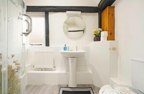 Separate bathtub and shower, deep-soaking bathtub, hair dryer, towels - Villa Sleeps 17 With Hot Tub and Parking Need Approval for Events (Pinner)