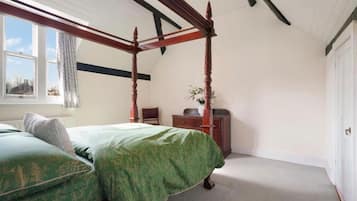 7 bedrooms, iron/ironing board, free WiFi, bed sheets