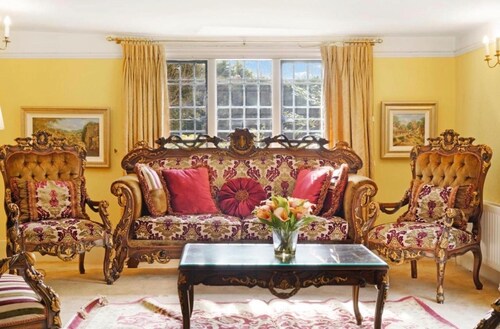 Villa Sleeps 17 With Hot Tub and Parking Need Approval for Events