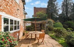 Outdoor dining - Grade 2 Listed 20 Mins to Baker Street Sleeps 17 (Pinner)