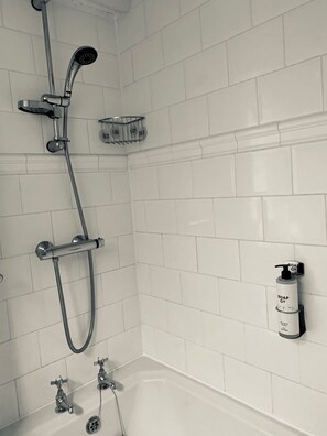 Dusche, Haartrockner, Handtücher, Seife