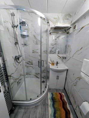 Secadora de cabello, bidet, toallas, jabón