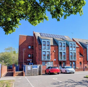 Exterior - Modern Spacious Flat | Near Aylesbury Station -Brand new (Aylesbury)