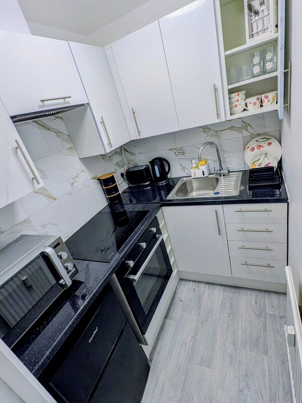 Private kitchen - Modern Spacious Flat | Near Aylesbury Station -Brand new (Aylesbury)