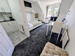 1 habitación, tabla de planchar con plancha, wifi gratis y ropa de cama
