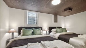 A hotel room with two beds, a window with blinds, a ceiling light, and a nightstand with a lamp. - 6 beds / close to SCSU, DT, & Lake George (St. Cloud)