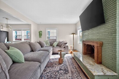 6 beds / close to SCSU, DT, & Lake George