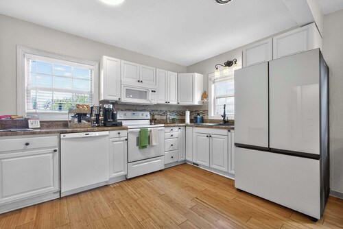 6 beds / close to SCSU, DT, & Lake George