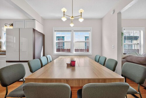 6 beds / close to SCSU, DT, & Lake George