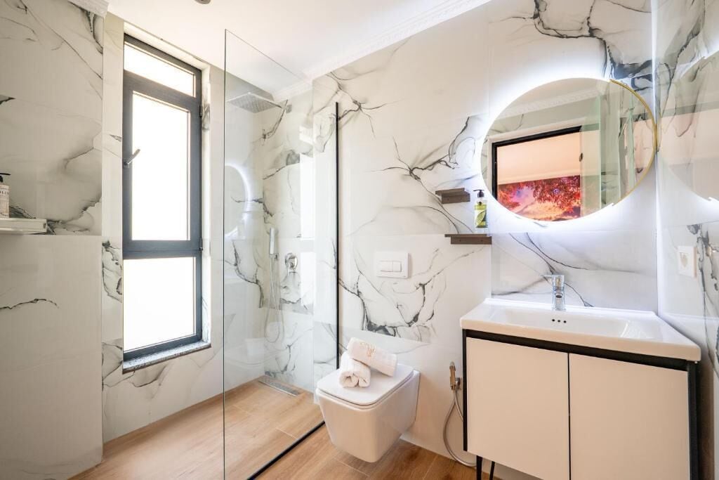 Ducha, artículos de tocador gratuitos, toallas, papel higiénico