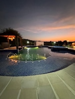 Quarto família, sacada, vista para o jardim | Piscina | Piscina externa