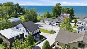 Ett bostadsområde med hus, fri utsikt över havet och en välskött gräsmatta.