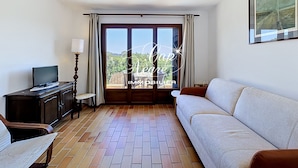 A room with a sofa, a TV, a small table, and a cabinet. - Mazet T2 for 4 people with balcony in Cavalière (Le Lavandou)