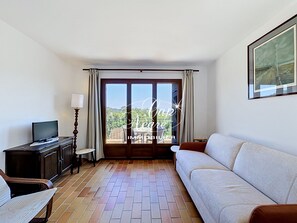 A room with a sofa, a TV, a small table, and a cabinet. - Mazet T2 for 4 people with balcony in Cavalière (Le Lavandou)