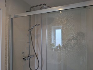 Shower, hair dryer, towels, soap - Entire home in Hardingstone Northampton (Northampton)