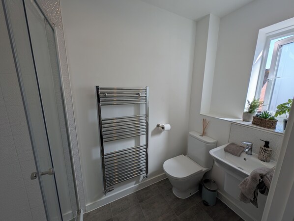 Shower, hair dryer, towels, soap - Entire home in Hardingstone Northampton (Northampton)