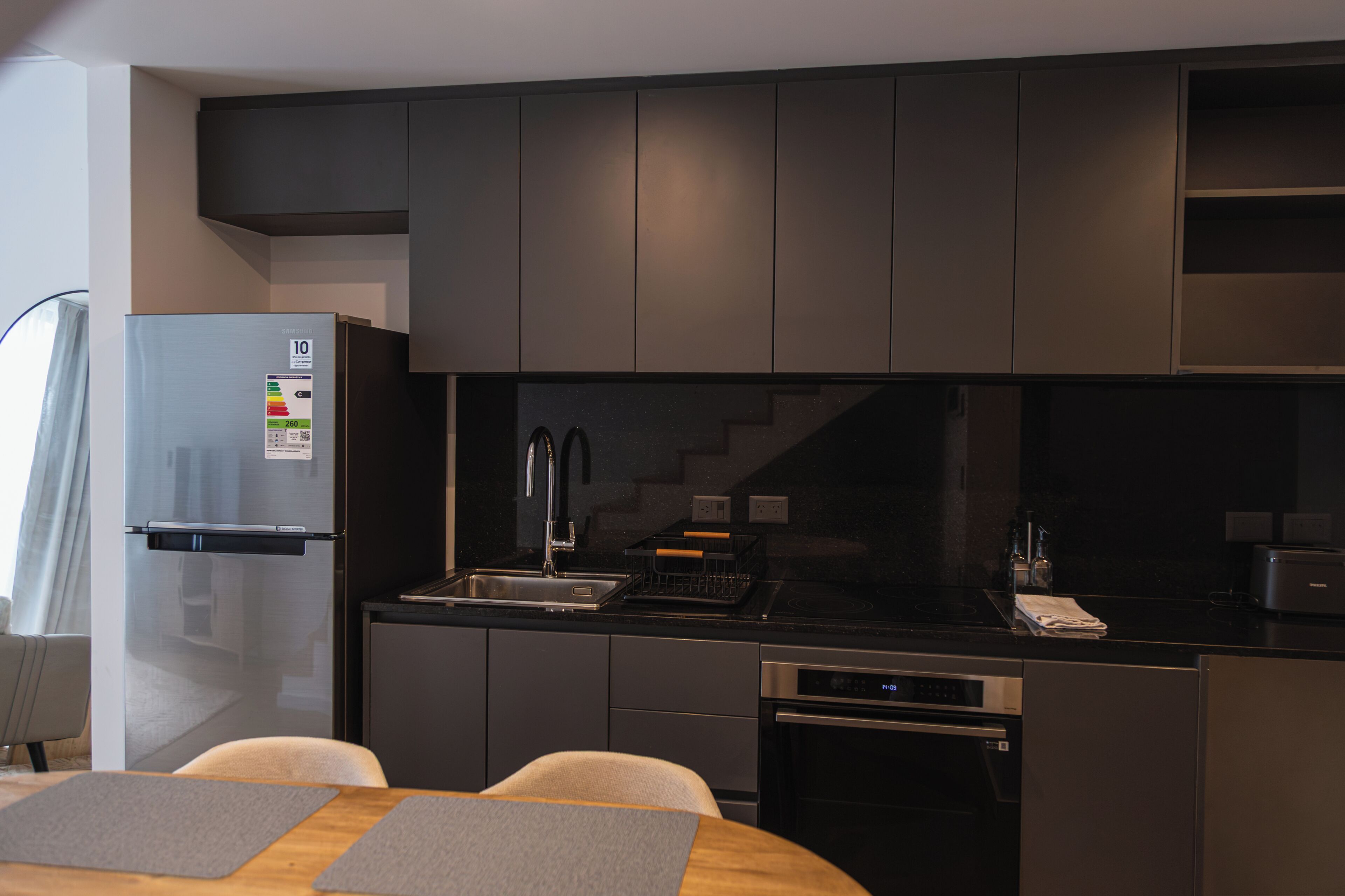 Dúplex | Cocina privada | Frigorífico pequeño, microondas, placa de cocina y utensilios de cocina