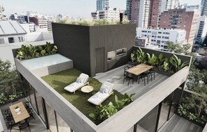 A rooftop terrace with a pool, lounge chairs, and a dining area. - Milenia Vidt by iPPA (Buenos Aires)
