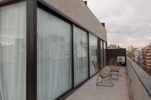 Studio, ban công | Hiên