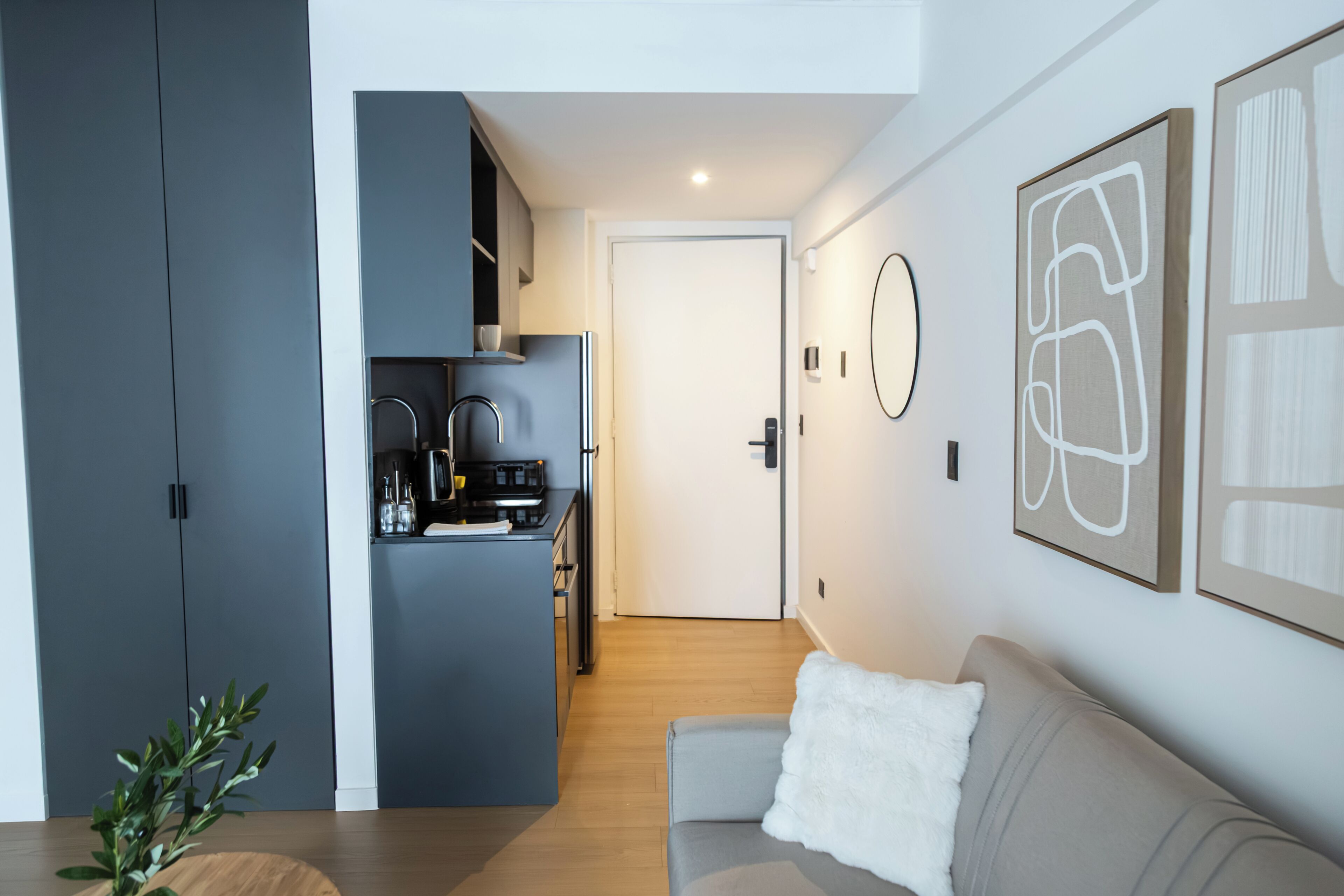 Estudio estándar | Cocina privada | Frigorífico pequeño, microondas, placa de cocina y utensilios de cocina