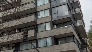Un immeuble à plusieurs étages, doté d’un style architectural moderne, avec des balcons et de grandes fenêtres.